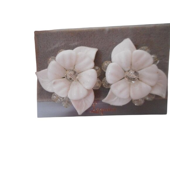 Vintage Jewelry - Vintage 1980s white floral cluster Earrings Clip on Laguna